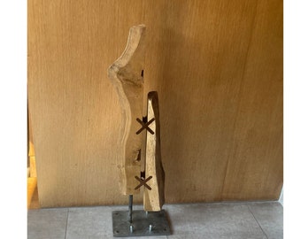 Sculpture en bois brut avec insert en Bankiraï sur socle en acier