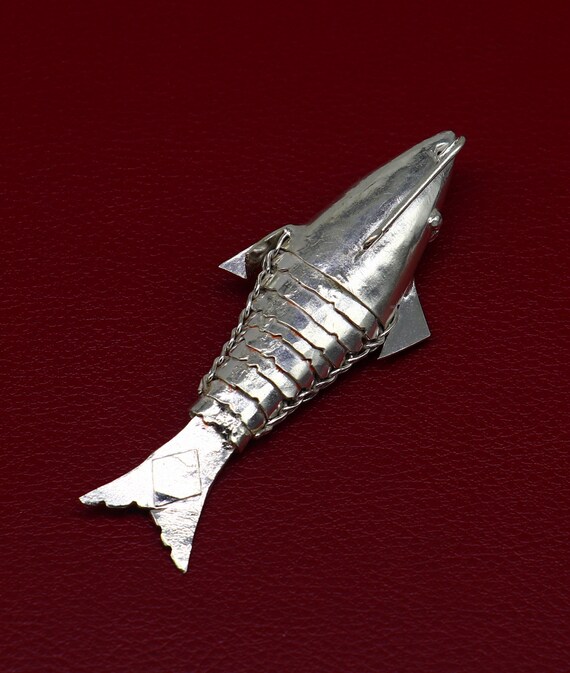 純銀製の手作りの銀の魚、ヴィシュヌ神の化身マツヤ、繁栄と幸運を祈る