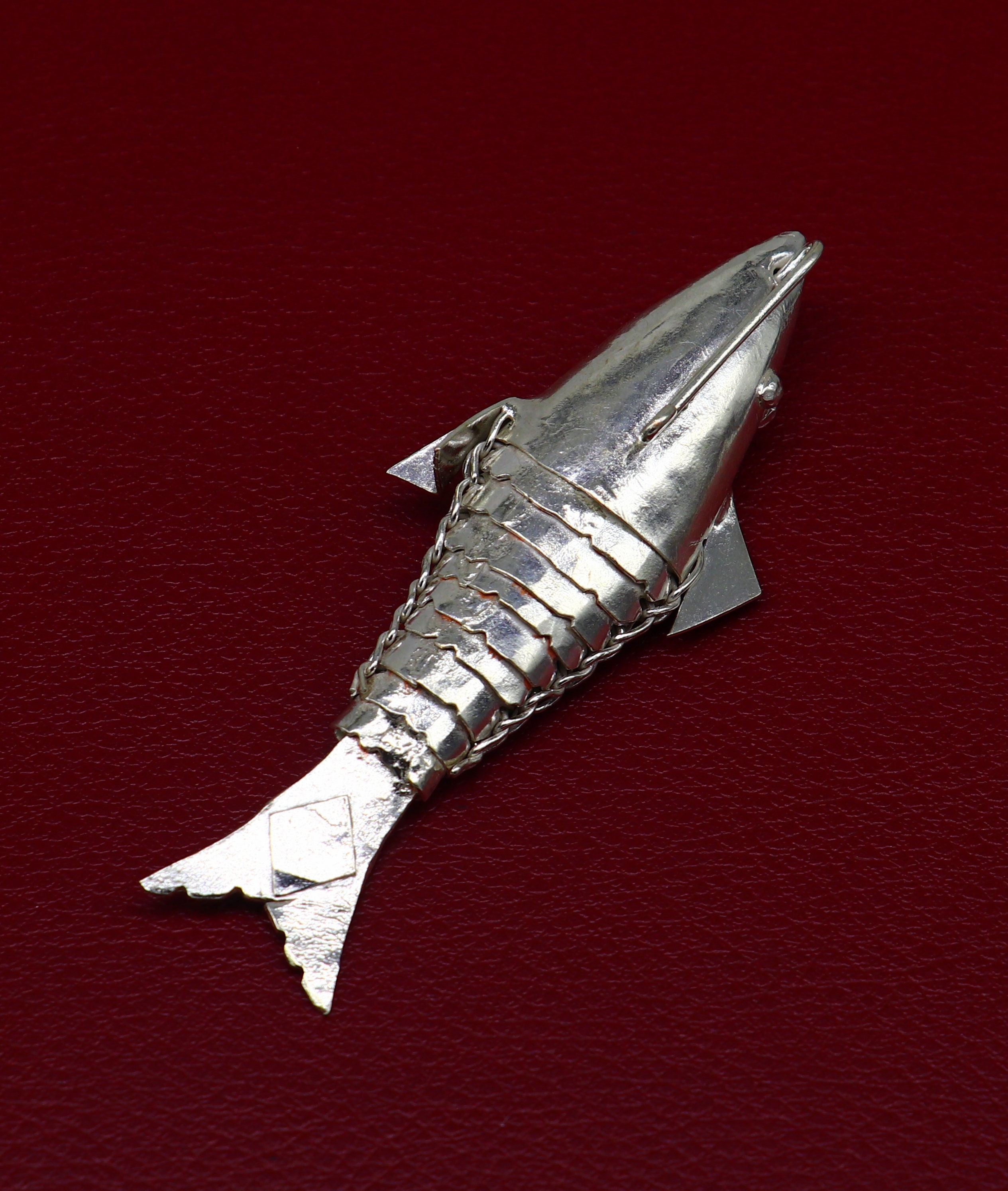金属製 魚の彫刻 シルバー il_fullxfull.4190922569_aiga.jpg