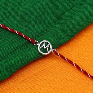Pulsera Rakhi con diseño de letra M hecha a mano de plata de ley 925, increíble regalo elegante para Rakshabandhan rk49