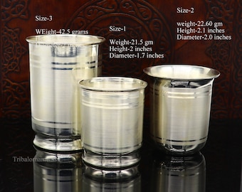 Puede incluir: Tres vasos para beber de plata de diferentes tamaños. El vaso más grande pesa 42,5 gramos y tiene un diámetro de 5 cm. El vaso del medio pesa 21,5 gramos y tiene un diámetro de 4,3 cm. El vaso más pequeño pesa 22,6 gramos y tiene un diámetro de 5 cm.
