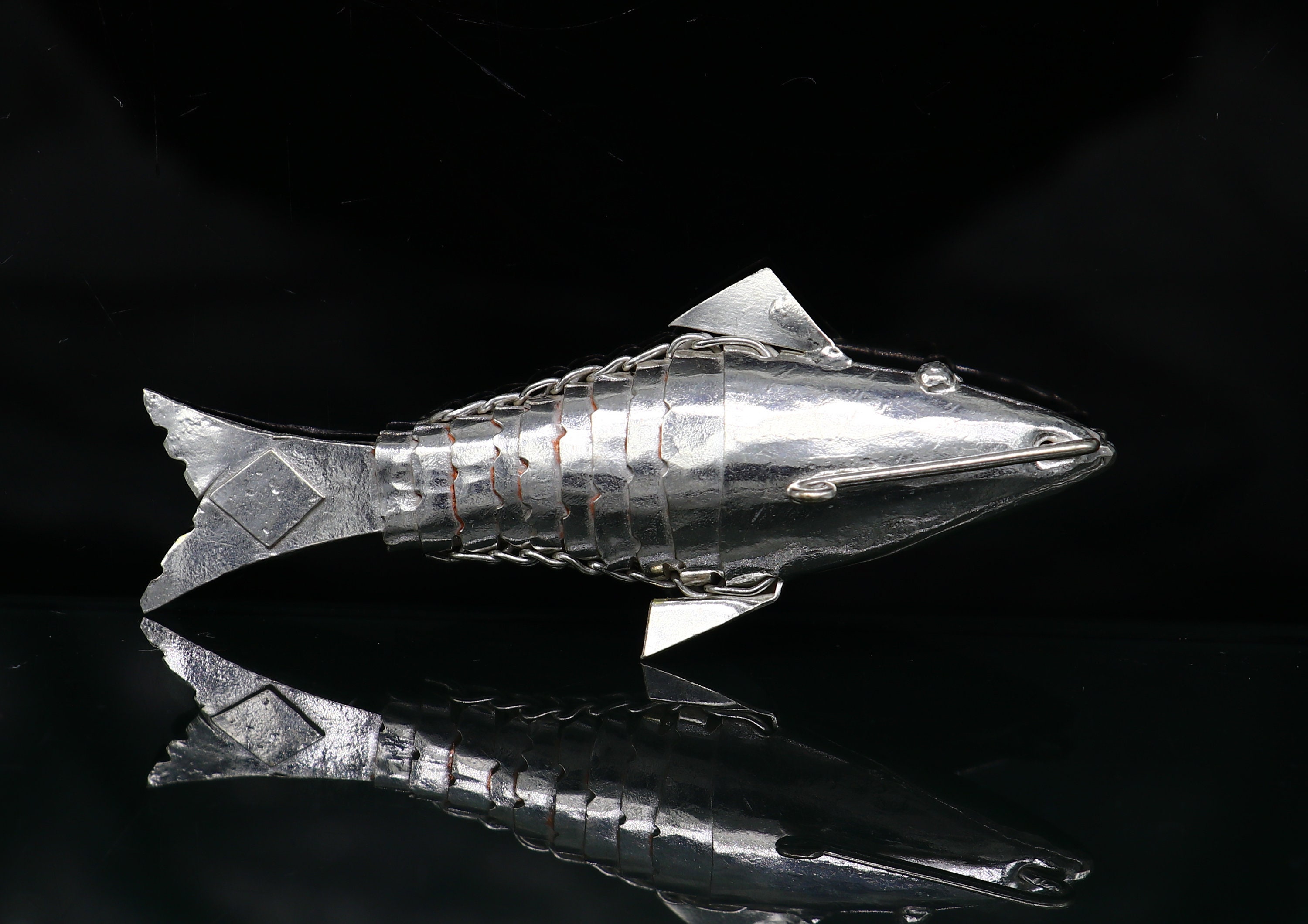 純銀製の手作りの銀の魚、ヴィシュヌ神の化身マツヤ、繁栄と幸運を祈る