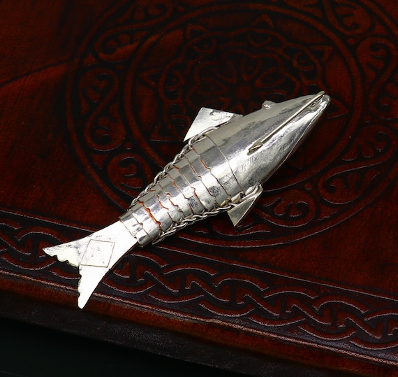 純銀製の手作りの銀の魚、ヴィシュヌ神の化身マツヤ、繁栄と幸運を祈る
