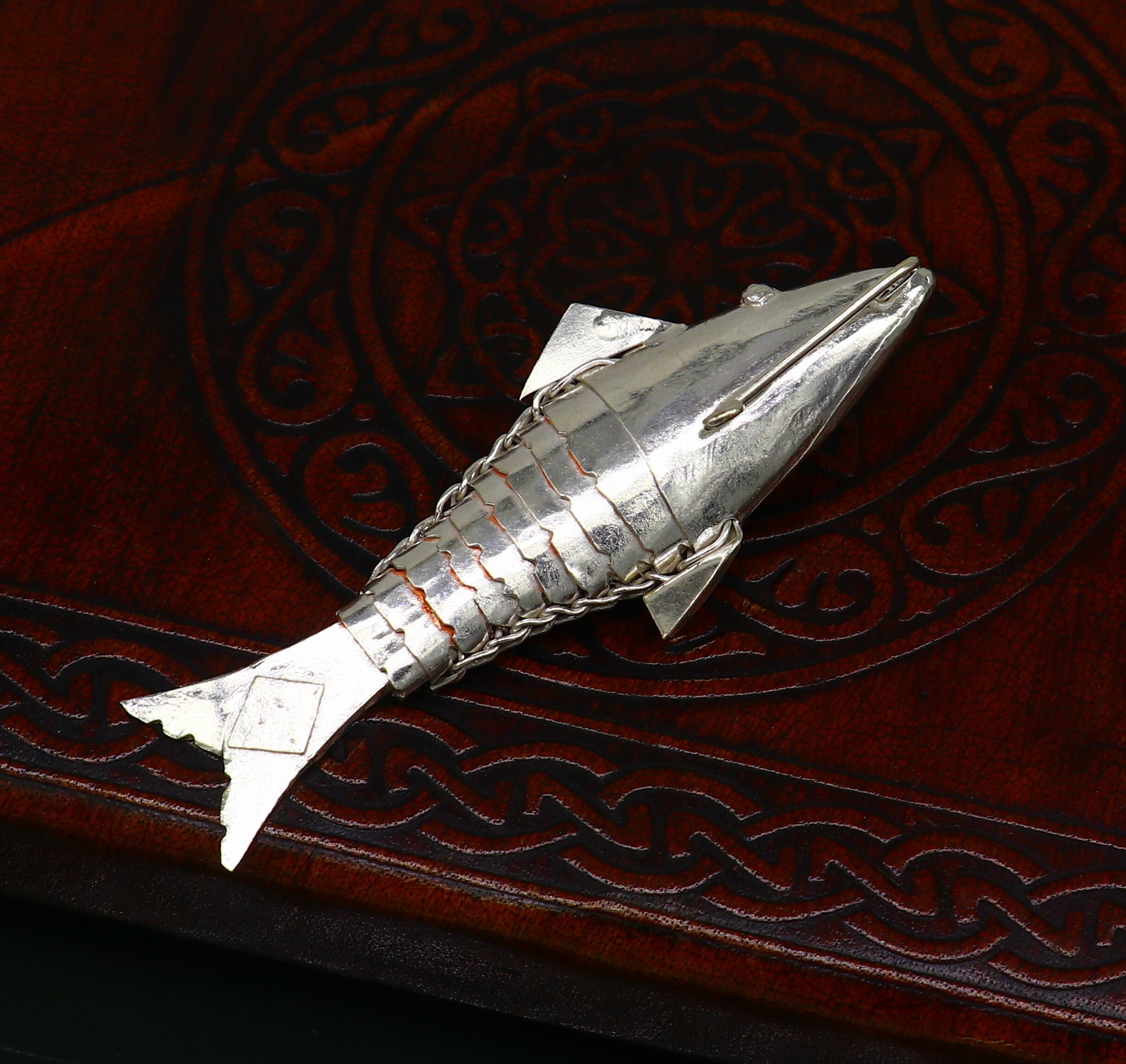 純銀製の手作りの銀の魚、ヴィシュヌ神の化身マツヤ、繁栄と幸運を祈る