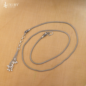 Puede incluir: Un collar de plata con una cadena delicada y un grupo de pequeñas perlas blancas. El collar tiene un cierre de gancho y una sección decorativa con múltiples anillos y una borla de perlas. El texto "LUXURY SILVER GIFT" está en la esquina superior izquierda.