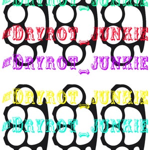 Può includere: Un tirapugni in metallo nero con le parole "Dryrot Junkie" ripetute tre volte in diversi colori: turchese, viola e rosso.