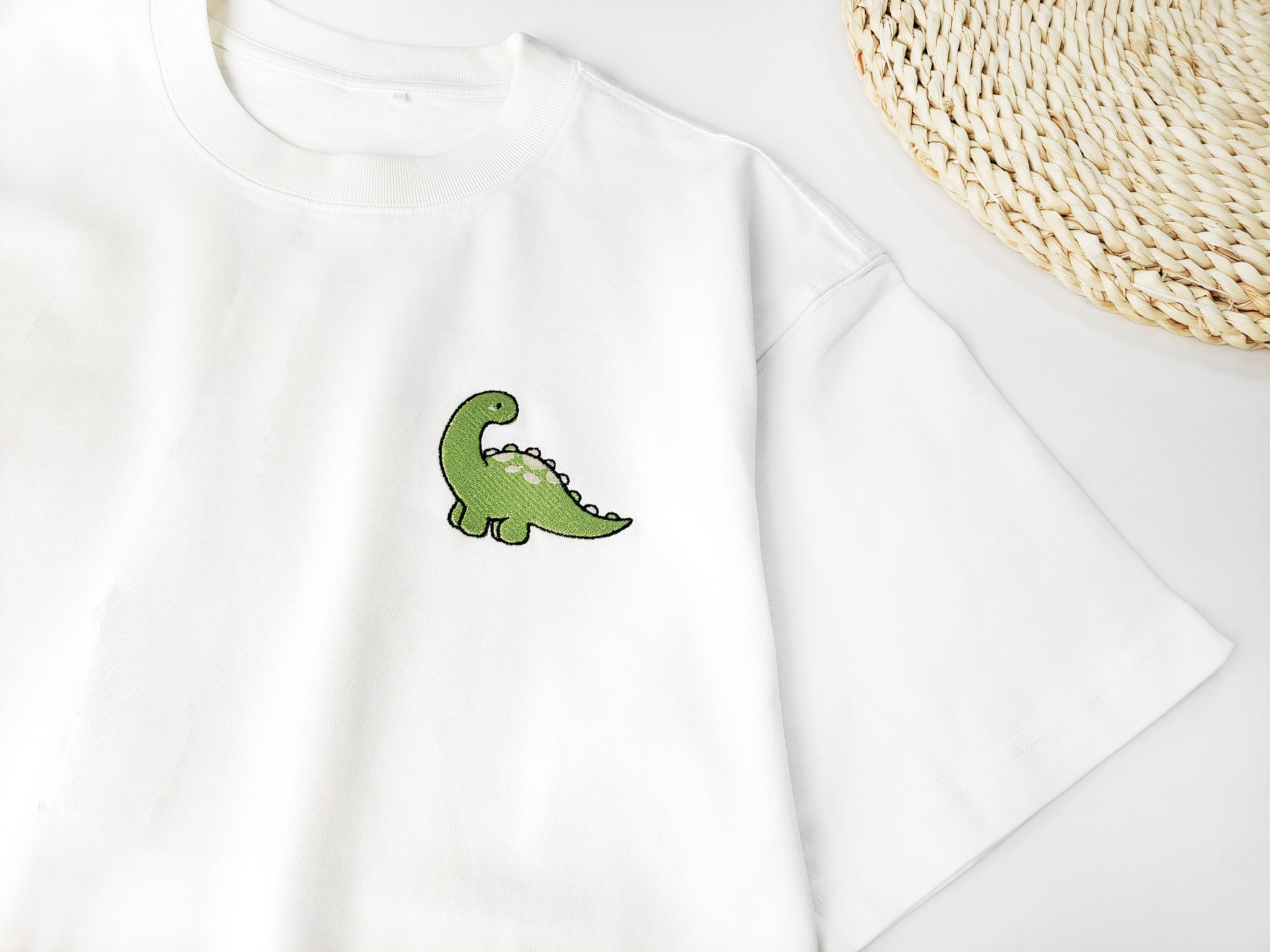 恐竜刺繍シャツ、恐竜刺繍入り超ソフトTシャツ、刺繍入りメンズTシャツ 