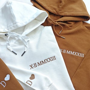 Manga de sudadera con capucha con números romanos bordada personalizada con iniciales, regalo del día de San Valentín, regalo de aniversario, sudadera con capucha personalizada imagen 1