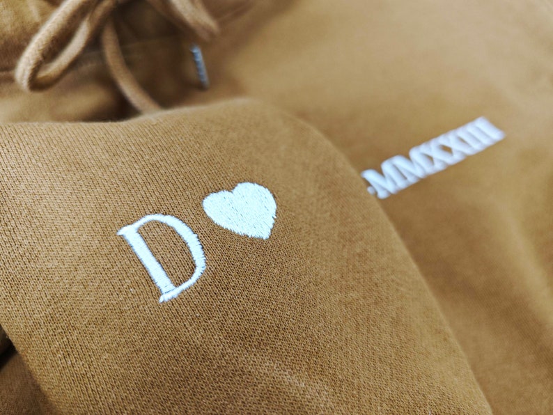 Manga de sudadera con capucha con números romanos bordada personalizada con iniciales, regalo del día de San Valentín, regalo de aniversario, sudadera con capucha personalizada imagen 5