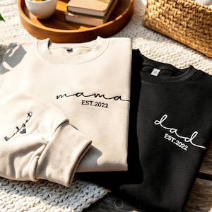 Felpa personalizzata con ricamo per mamma e papà (nonno e nonna) con data e nome sulla manica, regalo per neomamma e neopapà, felpa personalizzata