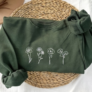 Custom birth flower embroidered sweatshirt,Custom embroidered sweatshirt,Flower Sweatshirt,Personalized gift,Perfect Mothers Day Gift