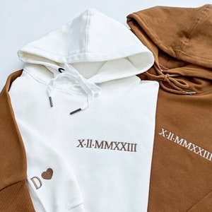 Manga de sudadera con capucha con números romanos bordada personalizada con iniciales, regalo del día de San Valentín, regalo de aniversario, sudadera con capucha personalizada imagen 3