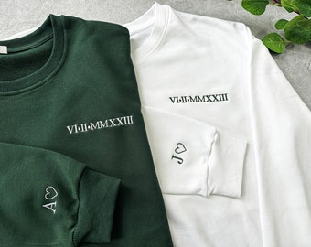 カスタム刺繍ローマ数字日付スウェットシャツ、袖にパーソナライズされたハートワード、カップルパーカー、ボーイフレンドギフト、バレンタインデーギフト