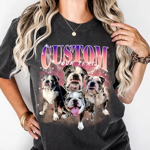 K&ouml;nnte beinhalten: Ein schwarzes T-Shirt mit einem Vintage-Grafikdruck von vier englischen Bulldoggen. Die Grafik zeigt den Text "CUSTOM YOUR TEXT" in einer bunten, Retro-Schrift.
