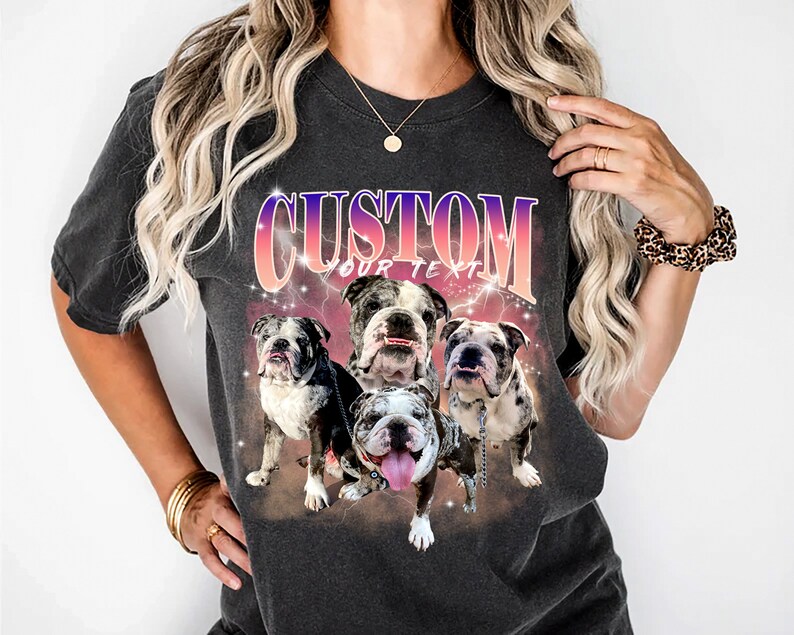 K&ouml;nnte beinhalten: Ein schwarzes T-Shirt mit einem Vintage-Grafikdruck von vier englischen Bulldoggen. Die Grafik zeigt den Text "CUSTOM YOUR TEXT" in einer bunten, Retro-Schrift.