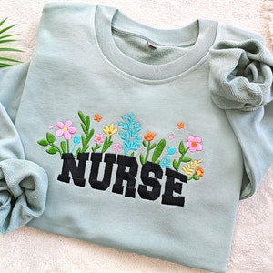 Sudadera con bordado floral de enfermera personalizada, sudadera con cuello redondo de enfermera personalizada con nombre, regalos para amigos, regalo para ella