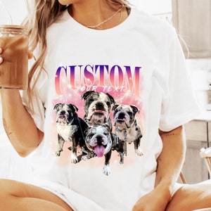 K&ouml;nnte beinhalten: Wei&szlig;es T-Shirt mit einem Grafikdruck von vier englischen Bulldoggen in einem rosa und violetten Farbverlauf mit dem Text "CUSTOM YOUR TEXT" dar&uuml;ber.