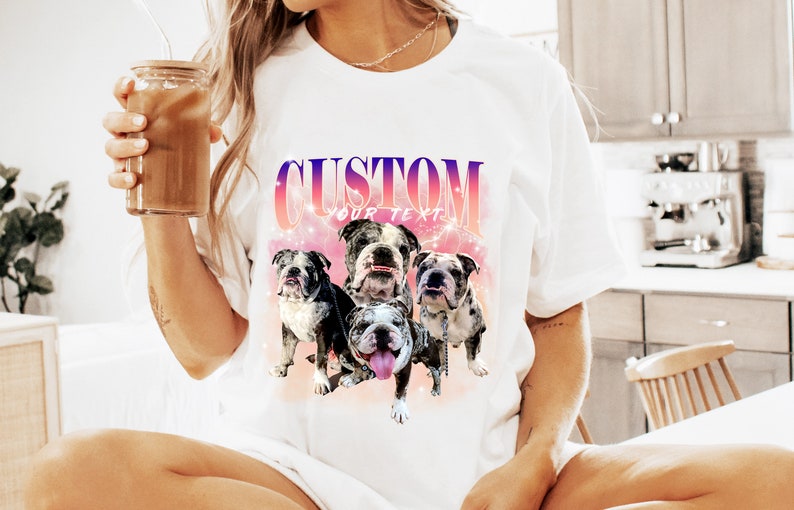 K&ouml;nnte beinhalten: Wei&szlig;es T-Shirt mit einem Grafikdruck von vier englischen Bulldoggen in einem rosa und violetten Farbverlauf mit dem Text "CUSTOM YOUR TEXT" dar&uuml;ber.