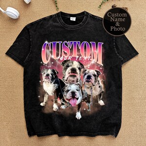 K&ouml;nnte beinhalten: Schwarzes T-Shirt mit einem Vintage-Grafikdruck von vier Bulldoggen. Die Grafik zeigt das Wort "CUSTOM" in rosa und lila Buchstaben mit Blitzen und Sternen. Der Text "YOUR TEXT" befindet sich unter dem Wort "CUSTOM".