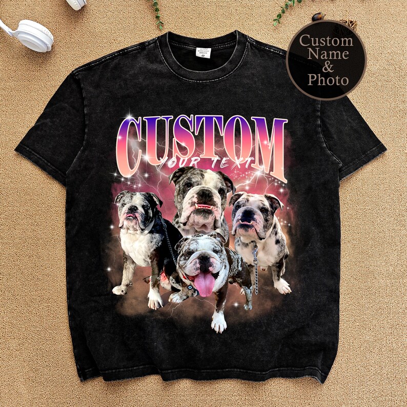 K&ouml;nnte beinhalten: Schwarzes T-Shirt mit einem Vintage-Grafikdruck von vier Bulldoggen. Die Grafik zeigt das Wort "CUSTOM" in rosa und lila Buchstaben mit Blitzen und Sternen. Der Text "YOUR TEXT" befindet sich unter dem Wort "CUSTOM".