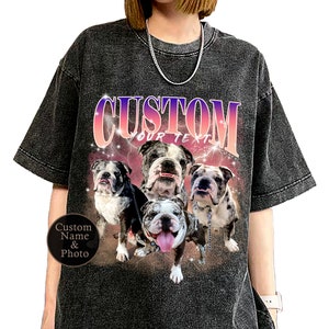 K&ouml;nnte beinhalten: Schwarzes T-Shirt im Vintage-Stil mit einem Grafikdruck von vier englischen Bulldoggen in einem farbenfrohen, glitzernden Design. Der Text "CUSTOM YOUR TEXT" ist in rosa und blauen Buchstaben gedruckt.