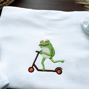 Cute Frog Embroidered Sweatshirt,Skateboard frog Crewneck Sweatshirt,Funny Sweatshirt, Gifts for friends,Gift for her,Frog gifts