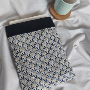 E-reader pouch/small paperback book