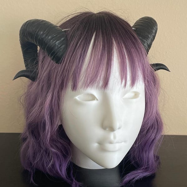 Satyr Horns - 3D Gedrucktes Cosplay & Halloween Kostüm Accessoire mit durchsichtigem Gummiband - Leichter Widder und Tiefling Kopfschmuck