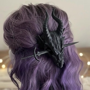 Horquilla de calavera de dragón con espada: accesorio gótico de fantasía impreso en 3D para cosplay, LARP y disfraces de feria renacentistas.