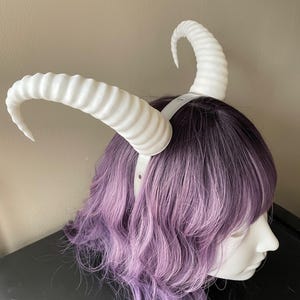 コスプレやハロウィンコスチューム用の山羊座の角、ヤギのヘッドピース、サテュロスのヘッドバンド、ティフリング、ファンタジーの軽量 3D プリントアクセサリー