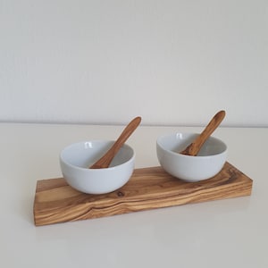 Set of 2 porcelain dip bowls (8.5 cm) on olive wood base including 2 olive wood spoons