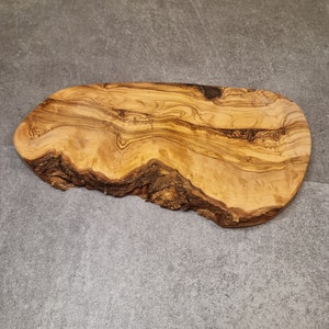 Brett aus Olivenholz, Olivenholzbrett, Brotzeitbrett, Schneidebrett, Servierbrett, rustikal im Naturschnitt, Weihnachtsgeschenk