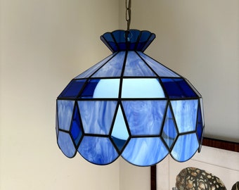 Vintage Tiffany-Stil, blaues Buntglas, Schlackenglas-Hängeleuchte, weiße Milchglaskugel, hängende Kronleuchter-Deckenleuchte, Swag-Lampenleuchte