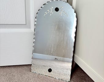 Specchio Art Déco senza cornice con bordo smerlato e decorazioni a foglie incise, 40,6 cm / Specchio inciso / Specchio Art Déco / Specchio vintage / Specchio antico