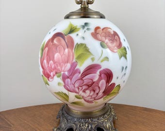Lampka nocna w stylu vintage z czerwono-fioletowym, kwiatowym mlecznym szkłem | Lampka nocna w stylu vintage | Lampa akcentowa | Lampa biurkowa | Lampa salonowa