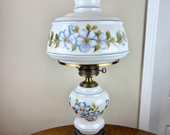 Lámpara de huracán vintage grande con estampado floral azul y ribete azul / Lámpara de huracán vintage / Lámpara vintage / Lámpara de vidrio opalino / Lámpara inspirada en Lo que el viento se llevó