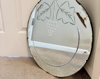 Specchio da parete rotondo senza cornice Art Déco con bordo smussato e decorazioni incise a grappolo d'uva e foglie, 50 cm / Specchio inciso / Specchio vintage / Specchio con decorazioni incise / Specchio Art Déco