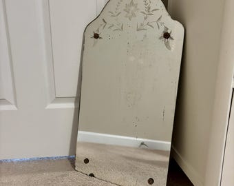 Art Deco-väggspegel med etsade blommiga blad i ramlöst glas 61 cm | Art Deco-spegel | Vintagespegel | Antikspegel | Etsad spegel
