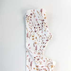 Zuckersüße Leggins mit schönem Blumenmuster "Meadow", passen großen und kleinen Kindern und sind vielseitig kombinierbar.

Die Leggins hat oben ein Gummibündchen, wodurch sie nicht rutscht und gut sitzt, aber nicht zu eng ;)
In den Beinen ist die Leggins etwas länger, sodass man auch länger etwas von ihr hat.
Die Leggins kann auch aus jedem anderen von mir angebotenem Stoff genäht werden. Also schau dich gerne um und schreibe mir deinen Wunsch, bevor du bestellst :)