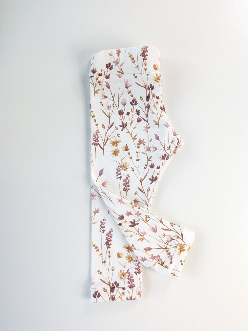 Zuckersüße Leggins mit schönem Blumenmuster "Meadow", passen großen und kleinen Kindern und sind vielseitig kombinierbar.

Die Leggins hat oben ein Gummibündchen, wodurch sie nicht rutscht und gut sitzt, aber nicht zu eng ;)
In den Beinen ist die Leggins etwas länger, sodass man auch länger etwas von ihr hat.
Die Leggins kann auch aus jedem anderen von mir angebotenem Stoff genäht werden. Also schau dich gerne um und schreibe mir deinen Wunsch, bevor du bestellst :)