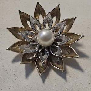 Vintage Sarah Coventry Flower Brooch