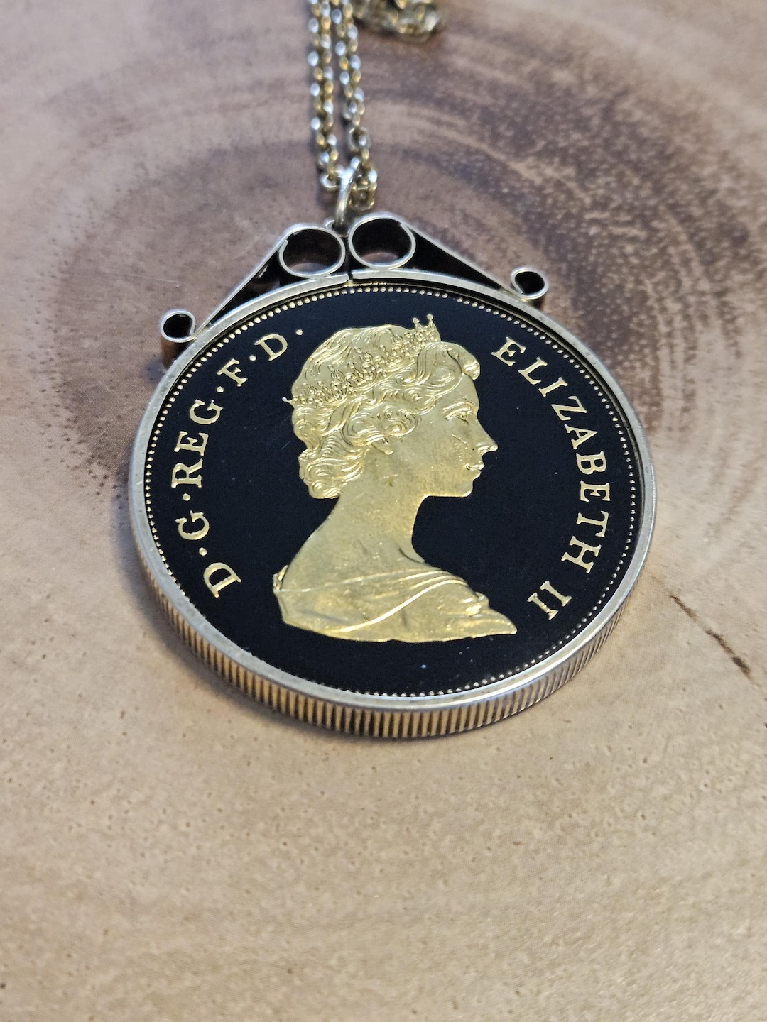 Princess Queen Chain Beautiful Enamelled Queen Elisbeth 2nd & Queen Mother Pendant Chain - Etsy