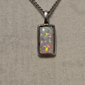 Pendentif et chaîne en argent sterling avec opale
