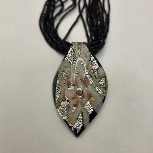 Può includere: Un cartello in legno rustico con la scritta "Welcome to our home" in lettere bianche. Il cartello presenta una finitura invecchiata e un design semplice e invitante, perfetto per l'arredamento dell'ingresso.