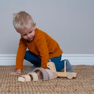 Nachziehspielzeug personalisiert Schnecke aus Holz , Pastell Beige, Stapelspielzeug, Holzspielzeug mit Name Bild 8