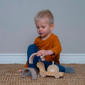 Nachziehspielzeug personalisiert Schnecke aus Holz , Pastell Beige, Stapelspielzeug, Holzspielzeug mit Name Bild 5