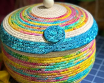 Cestino in corda con coperchio arcobaleno stravagante