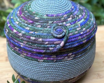 Cesta con tapa de color verde militar y morado