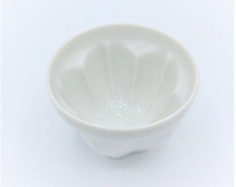 Taza Sakura blanca, hecha en Japón. Taza de té con forma de sakura.