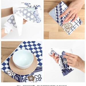 Puede incluir: Colecci&oacute;n de pa&ntilde;os japoneses con dise&ntilde;os blancos y azules. Los pa&ntilde;os presentan varios dise&ntilde;os, incluyendo patrones florales, geom&eacute;tricos y a cuadros. Tambi&eacute;n se muestra un cuenco blanco y un plato de madera. Texto en japon&eacute;s presente.